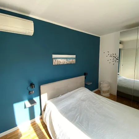 Casa Beach: Pool, 100m Lake & Near City Apartment