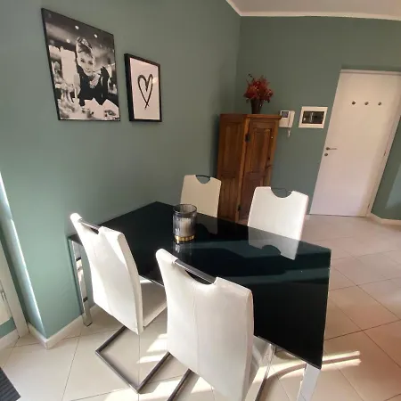 Casa Beach: Pool, 100m Lake & Near City Apartment
